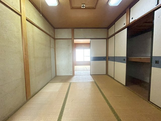 長岡京市井ノ内坂川の和室|2階和室5帖
屋根裏部屋への階段がございます。