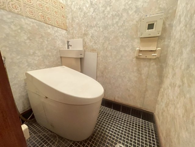 長岡京市井ノ内坂川のトイレ|タンクレスタイプのトイレ。