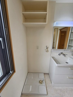 【設備】 | メゾンフローラ | 洗濯機置場の上には棚もあり便利です