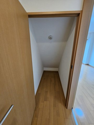【収納】 | メゾンフローラ | 階段下にもちょっとした収納があるのは嬉しいですね
