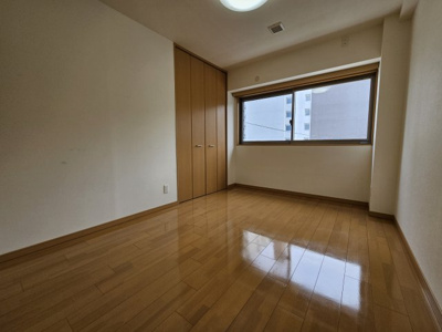 【洋室】 | メゾンフローラ | メゾネットタイプのため洋室は2階です