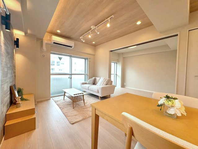 朝日言問マンション　9階　角　部屋　リ　ノベーション済　家具付の居間・リビング