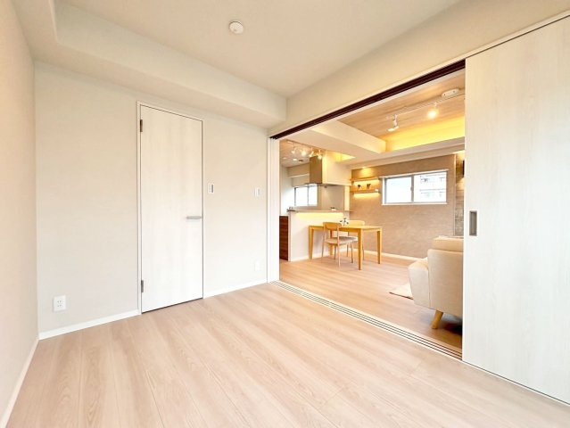 朝日言問マンション　9階　角　部屋　リ　ノベーション済　家具付の居間・リビング