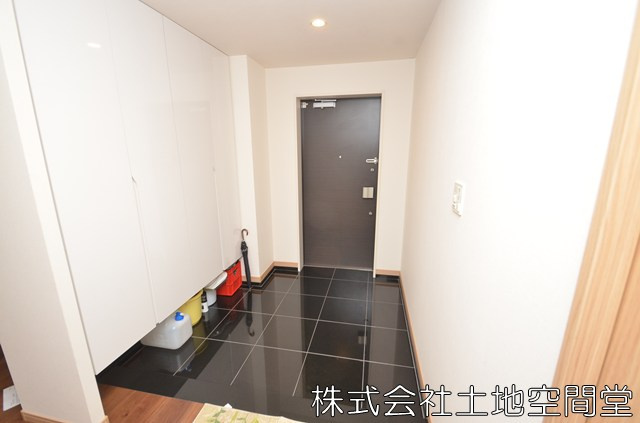 グランリビオ高見七条　桜の杜のエントランス|ラウンジ横に手洗い場があります。