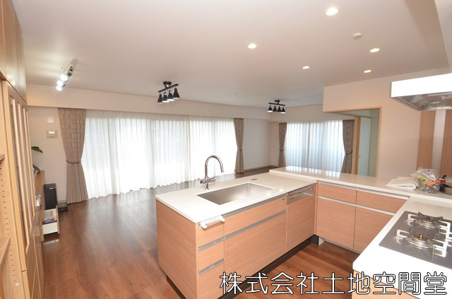 グランリビオ高見七条　桜の杜のキッチン|◎火力あるガスコンロ3口◎子育てにはうれしい対面キッチン◎食洗器◎浄水器付き