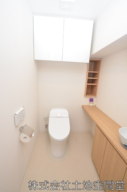 グランリビオ高見七条　桜の杜のトイレ|トイレも広々してます。陶器の手洗い場がついてます。