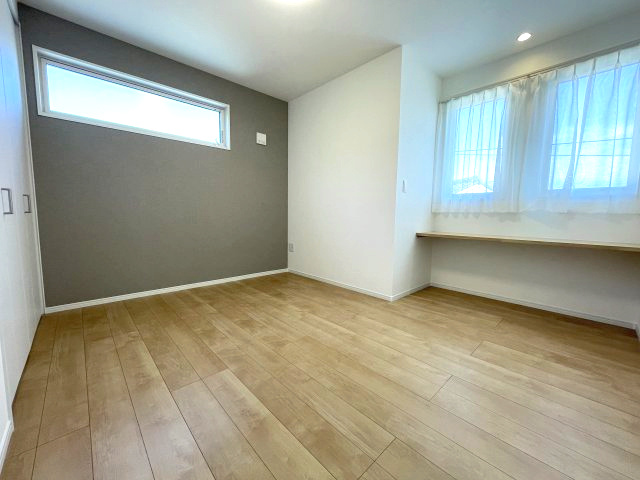 西区高須三丁目　№35425の洋室|2階　7帖
マルチに使えるカウンターも
ついていて便利です。