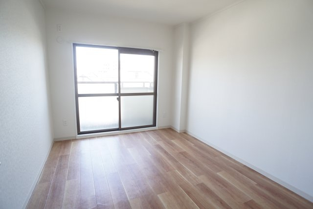 ファミーユ仁川の居間・リビング