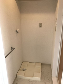 【展望】 | バスルーム横にある室内洗濯機置き場です♪防水パンが付いているので万が一の漏水にも安心です！