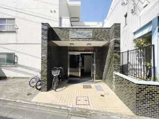 【エントランス】 | お客様を、そして住人を出迎えてくれるマンションのエントランス。ゴミが落ちていないことからも、管理状態の良さや住民の節度の高さが見て取れます。～即日のご見学可能～　お問合せはお気軽にどうぞ。
