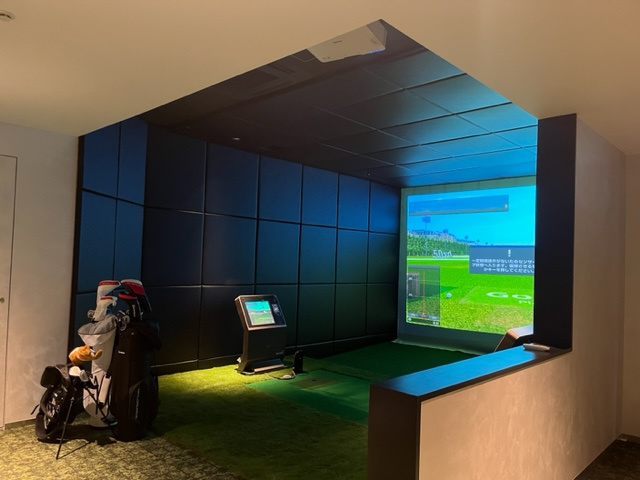 【共用施設　Golf Range】個人はもちろん、複数人でもシュミレーションゴルフを楽しめる空間。
