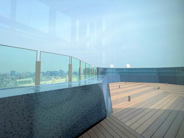 【共用施設　スカイデッキ】都心を一望する開放的な見晴らしと、せせらぎを奏でる水盤に囲まれた空間。