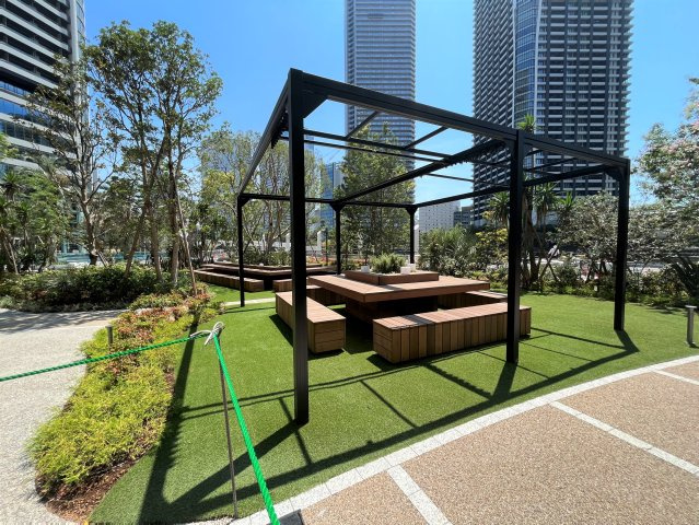 敷地内　中庭　ビックテーブルを配置し、さまざまなシーンを演出