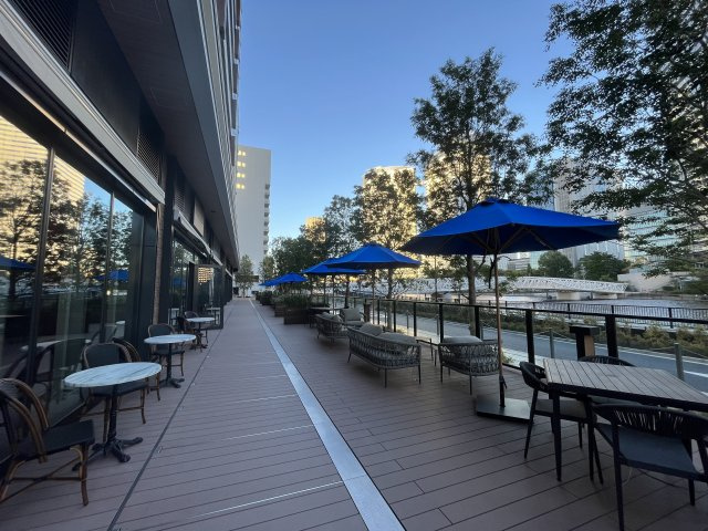 スターバックスコーヒーなど商業施設が並ぶ