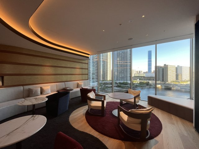 【共用施設　WELCOMING LOUNGE】訪れる方を最初にお迎えするウェルカミングラウンジ。