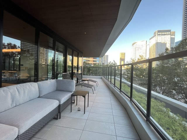 【共用施設　キャナルサイドテラス】水と緑を感じながら過ごせるキャナルサイドテラス。