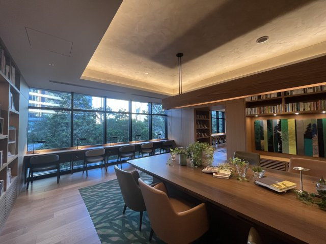 【共用施設　ブックコリドー】ブックセレクターが選定した書籍や雑誌を揃えてある。