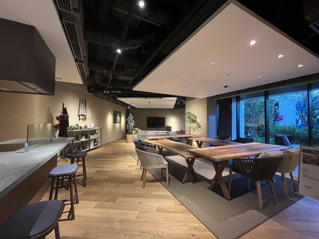 【共用施設　グリーンサイドコテージ】まるで室内キャンプをしているような広々としたパーティルーム空間。