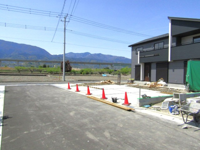 【前面道路含む現地写真】 | ブルーミングガーデン南アルプス市加賀美3期　1号棟 | 前面道路含む現地写真です
