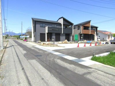 【前面道路含む現地写真】 | ブルーミングガーデン南アルプス市加賀美3期　1号棟 | 前面道路含む現地写真です