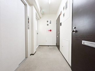 【その他共用部分】 | マンションの共用廊下です。きれいに清掃されています。周囲のお部屋の様子も、ぜひ伺ってみてください。～即日のご見学可能～　お問合せはお気軽にどうぞ。