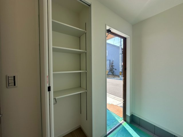 南国市大そね甲 　中古一戸建ての玄関