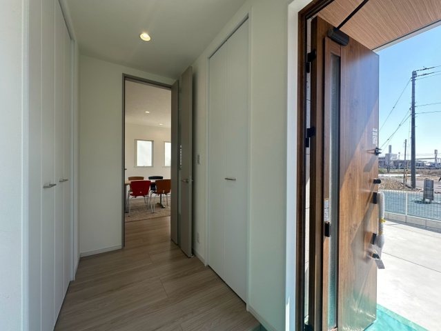 南国市大そね甲 　中古一戸建ての玄関