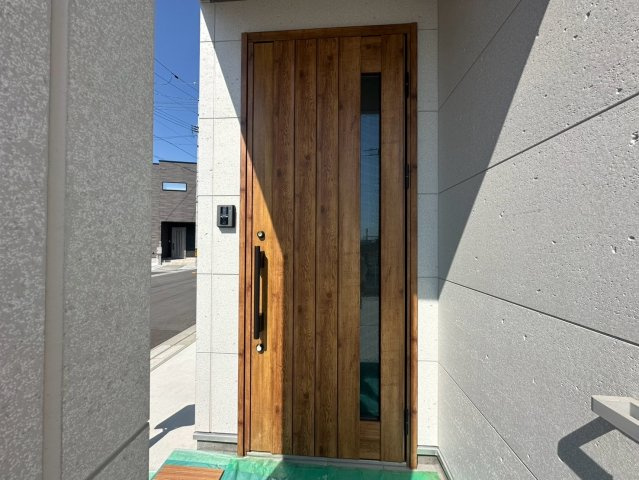 南国市大そね甲 　中古一戸建ての玄関