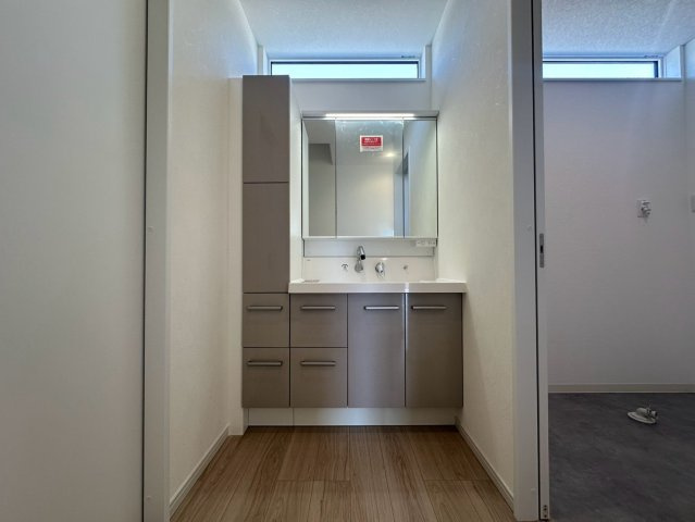 南国市大そね甲 　中古一戸建ての独立洗面台