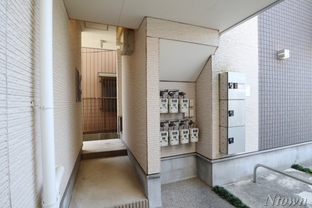 【エントランス】 | サダルスウド | 清潔なエントランスです