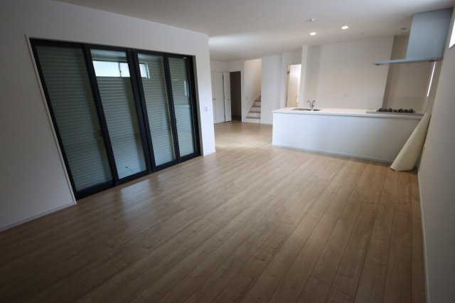 【居間・リビング】 | 《仲介手数料無料》浦和区瀬ヶ崎５丁目34-17(全1戸)新築一戸建てケイアイグレース | 撮影日 2025年6月27日 15:30 晴れ