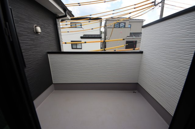 【バルコニー】 | 《仲介手数料無料》浦和区瀬ヶ崎５丁目34-17(全1戸)新築一戸建てケイアイグレース | 撮影日 2025年6月27日 15:30 晴れ