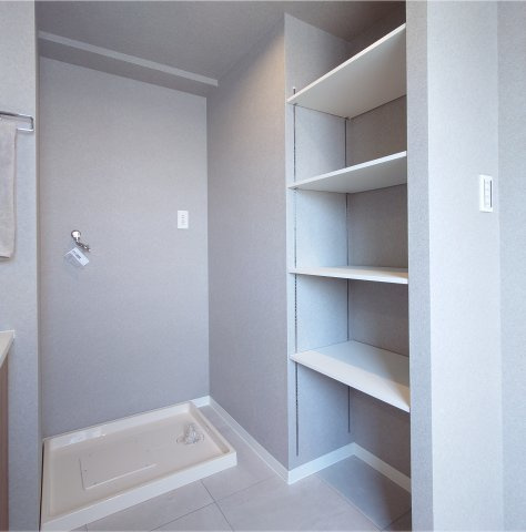 マイキャッスル葉山の収納|洗濯機置き場の横には可動棚も設置されております