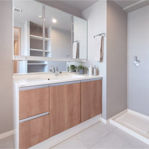 マイキャッスル葉山の独立洗面台|間口の広い洗面化粧台です