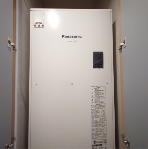 マイキャッスル葉山の発電・温水設備|廊下の収納扉を開けると電気温水器がございます。室内なので塩害の心配も少ないです