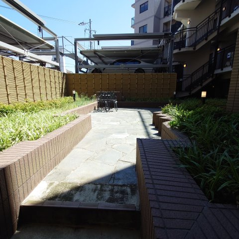 マイキャッスル葉山の中庭|中庭も設けられております