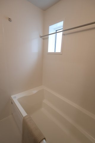 《仲介手数料無料》岩槻区宮町２丁目6-3(全1戸)新築一戸建てリナージュの浴室|撮影日 2025年10月20日 15:00 曇り