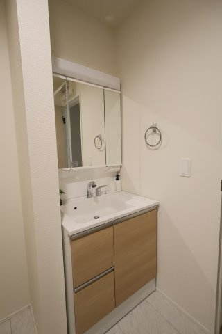 《仲介手数料無料》岩槻区宮町２丁目6-3(全1戸)新築一戸建てリナージュの独立洗面台|撮影日 2025年10月20日 15:00 曇り
