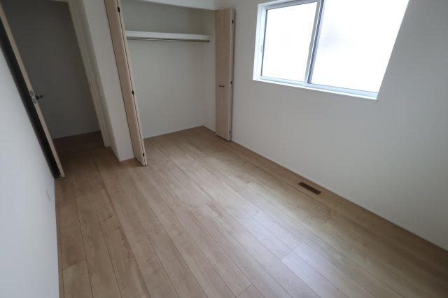 《仲介手数料無料》岩槻区宮町２丁目6-3(全1戸)新築一戸建てリナージュの洋室|撮影日 2025年10月20日 15:00 曇り