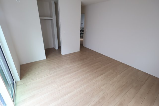 《仲介手数料無料》岩槻区宮町２丁目6-3(全1戸)新築一戸建てリナージュの洋室|撮影日 2025年10月20日 15:00 曇り