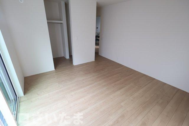 《仲介手数料無料》岩槻区宮町２丁目6-3(全1戸)新築一戸建てリナージュの洋室|撮影日 2025年10月20日 15:00 曇り