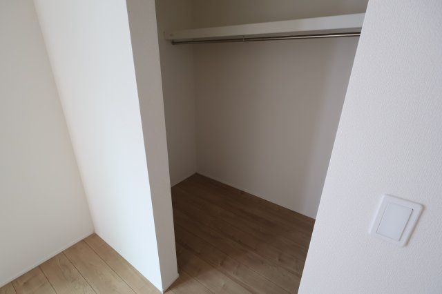 《仲介手数料無料》岩槻区宮町２丁目6-3(全1戸)新築一戸建てリナージュの洋室|撮影日 2025年10月20日 15:00 曇り