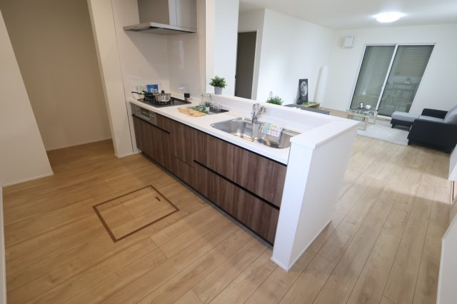 《仲介手数料無料》岩槻区宮町２丁目6-3(全1戸)新築一戸建てリナージュのキッチン|撮影日 2025年10月20日 15:00 曇り