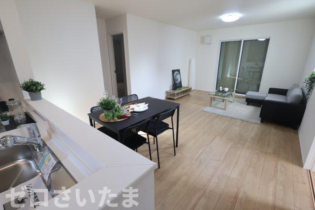 《仲介手数料無料》岩槻区宮町２丁目6-3(全1戸)新築一戸建てリナージュの居間・リビング|撮影日 2025年10月20日 15:00 曇り