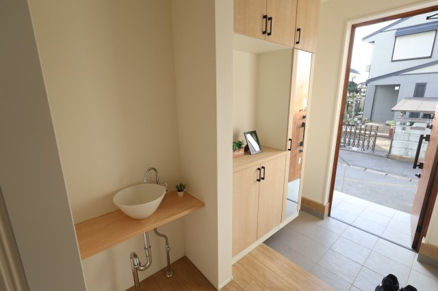 《仲介手数料無料》岩槻区宮町２丁目6-3(全1戸)新築一戸建てリナージュの玄関|撮影日 2025年10月20日 15:00 曇り