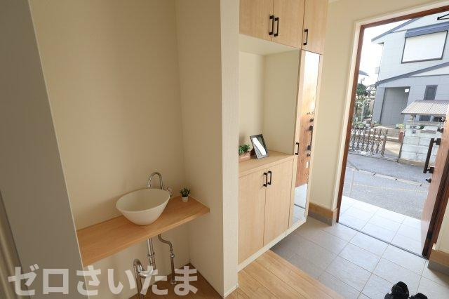 《仲介手数料無料》岩槻区宮町２丁目6-3(全1戸)新築一戸建てリナージュの玄関|撮影日 2025年10月20日 15:00 曇り