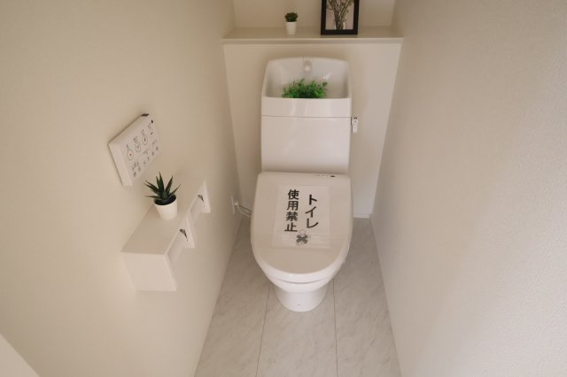 《仲介手数料無料》岩槻区宮町２丁目6-3(全1戸)新築一戸建てリナージュのトイレ|撮影日 2025年10月20日 15:00 曇り