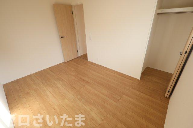《仲介手数料無料》岩槻区宮町２丁目6-3(全1戸)新築一戸建てリナージュの洋室|撮影日 2025年10月20日 15:00 曇り