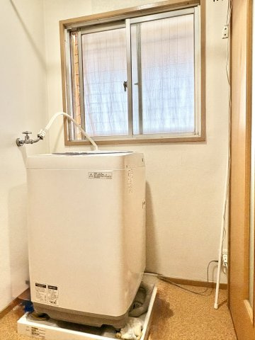 弥生ハイツ　豊橋市弥生町字中原のランドリースペース|脱衣所には防水パン、窓もあり使い勝手が良いです。