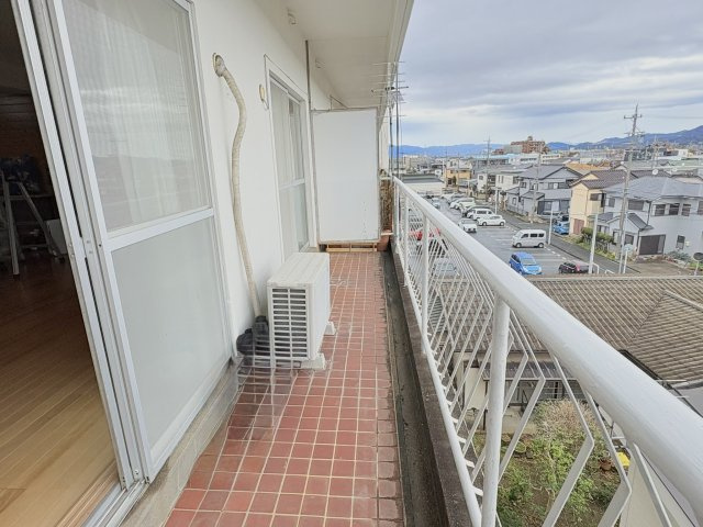 弥生ハイツ　豊橋市弥生町字中原のバルコニー|広いバルコニーです。